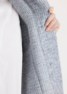 Weites Cape YAMYKA mit Kragen, Knopfleiste und großen Taschen aus grobem Stoff in Hellblau