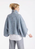 Weites Cape YAMYKA mit Kragen, Knopfleiste und großen Taschen aus grobem Stoff in Hellblau