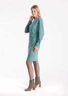 Etuikleid ORYSHA mit U-Boot-Ausschnitt, langen Armen und Raffung in der Taille in Türkis