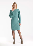 Etuikleid ORYSHA mit U-Boot-Ausschnitt, langen Armen und Raffung in der Taille in Türkis