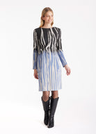 Etuikleid QUUU mit U-Boot-Ausschnitt, langen Armen und Wellenmuster in Schwarz, Blau und Weiß 