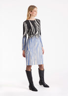 Etuikleid QUUU mit U-Boot-Ausschnitt, langen Armen und Wellenmuster in Schwarz, Blau und Weiß 