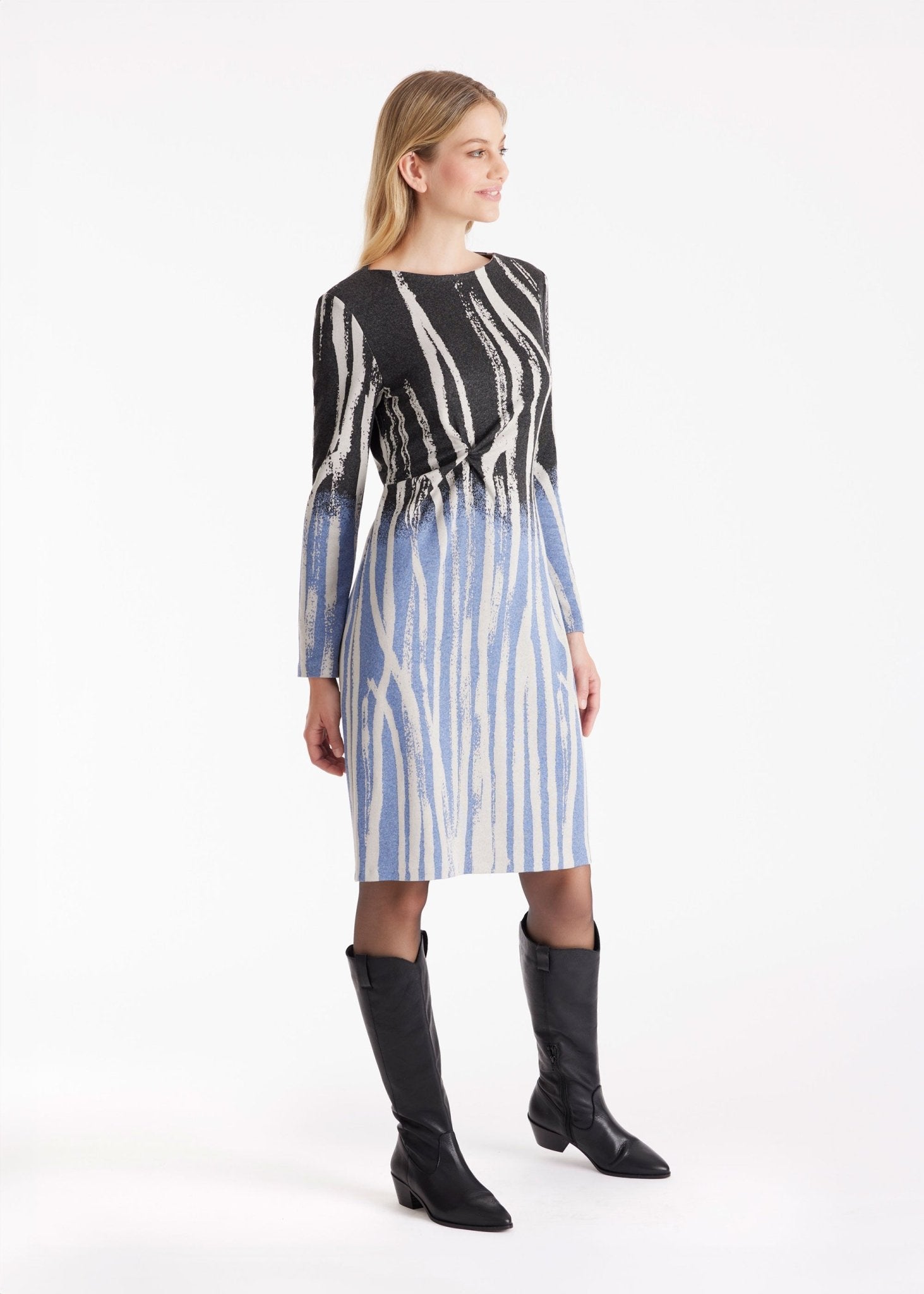 Etuikleid QUUU mit U-Boot-Ausschnitt, langen Armen und Wellenmuster in Schwarz, Blau und Weiß 