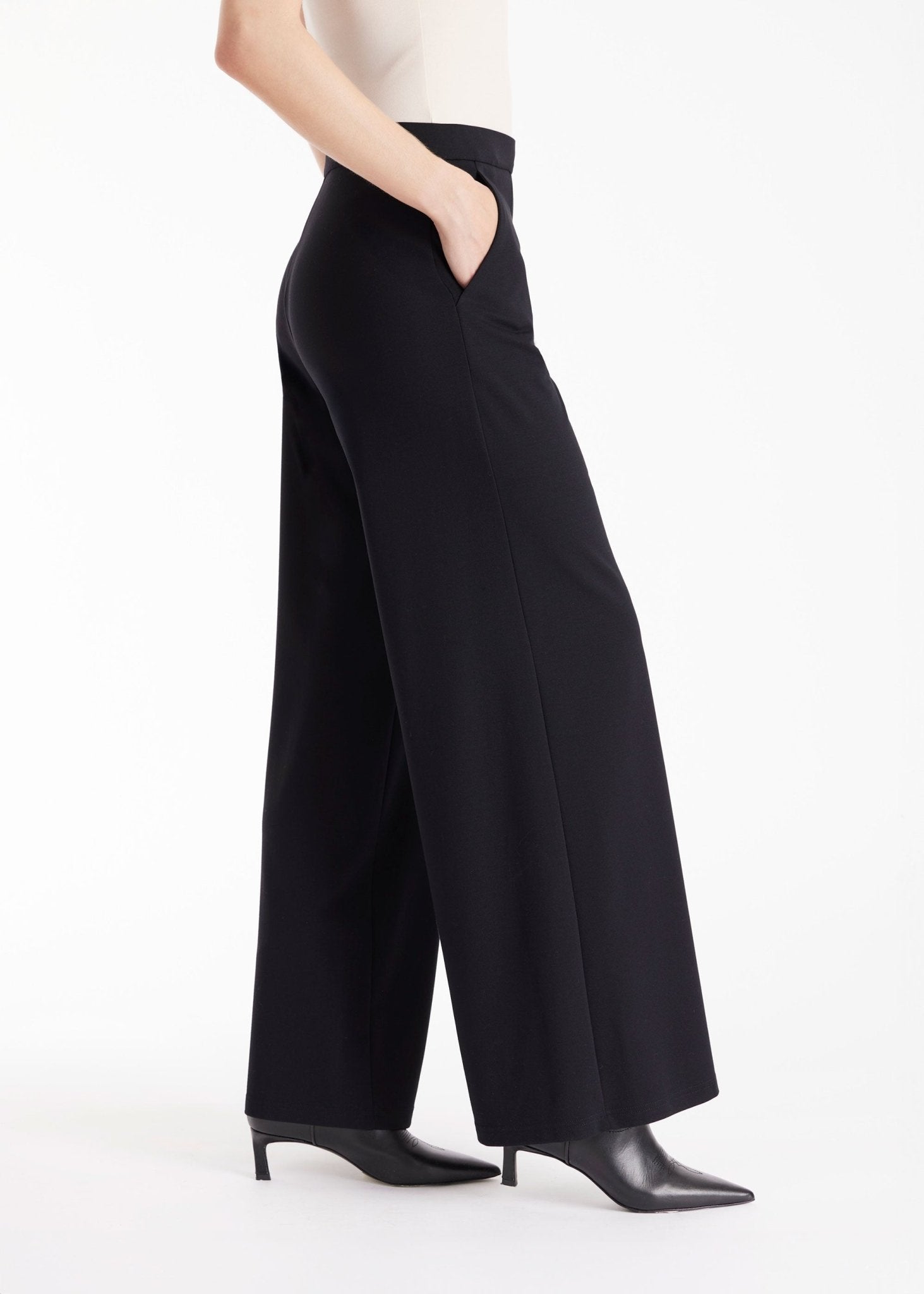 Hose GYPANTA mit geradem, lockerem Bein und seitlichen Eingrifftaschen in Schwarz