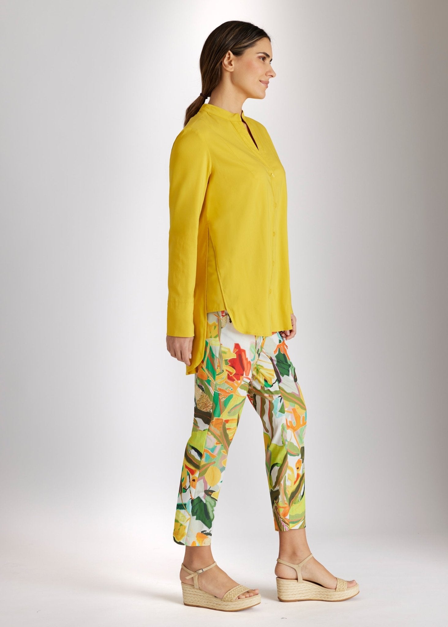 Lange Bluse BABLO mit durchgehender Knopfleiste, langen Ärmeln und kleinem Stehkragen in Gelb