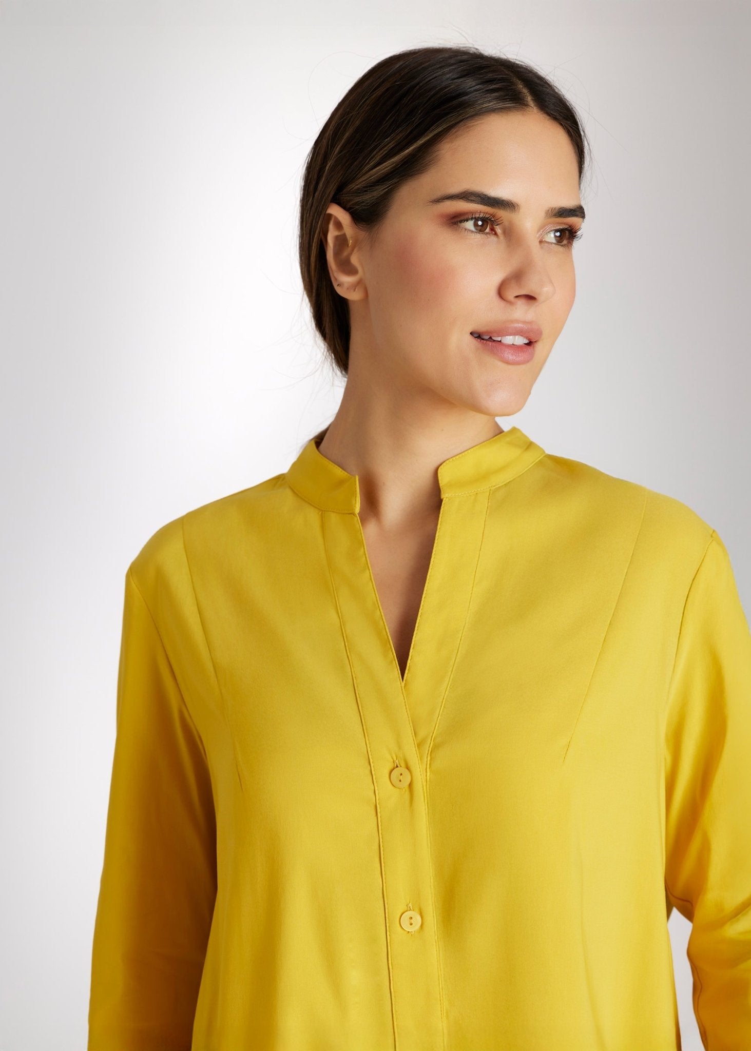 Lange Bluse BABLO mit durchgehender Knopfleiste, langen Ärmeln und kleinem Stehkragen in Gelb