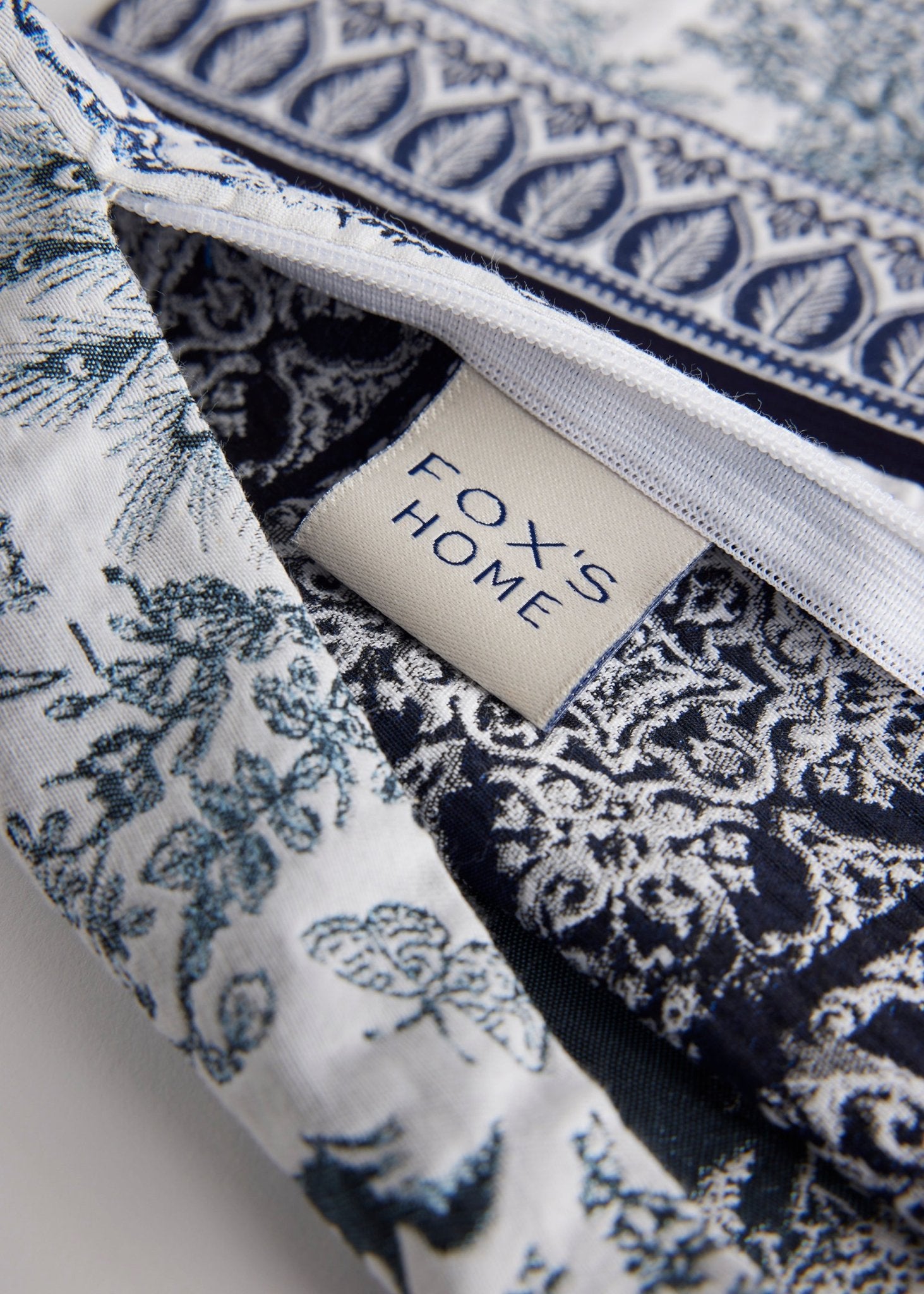 Gewebte Dekokissenhülle EVELIN in Größe 50x50 cm aus edlem Jacquard-Stoff mit dunkelblauem Pfauen-Muster