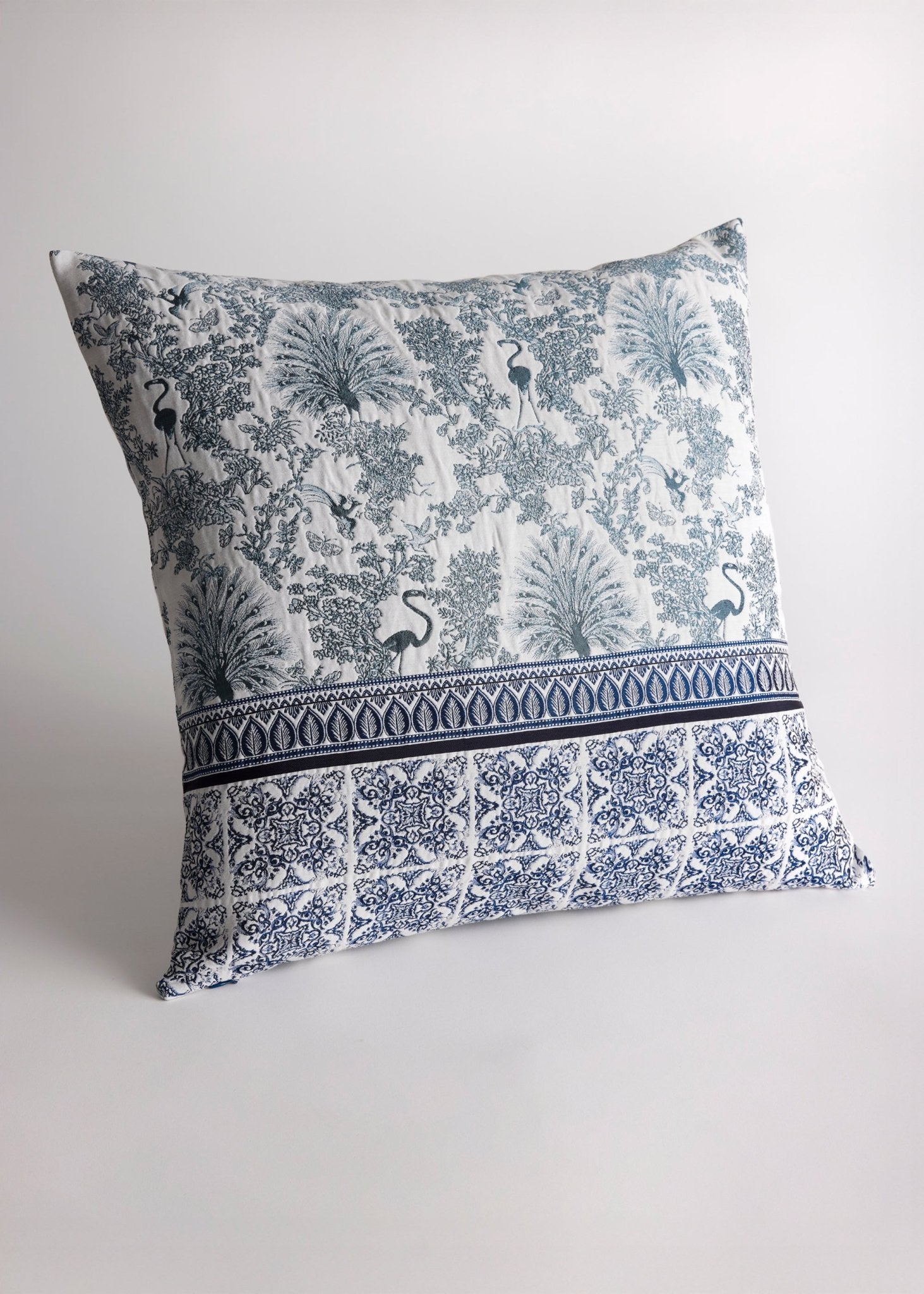 Gewebte Dekokissenhülle EVELIN in Größe 50x50 cm aus edlem Jacquard-Stoff mit dunkelblauem Pfauen-Muster