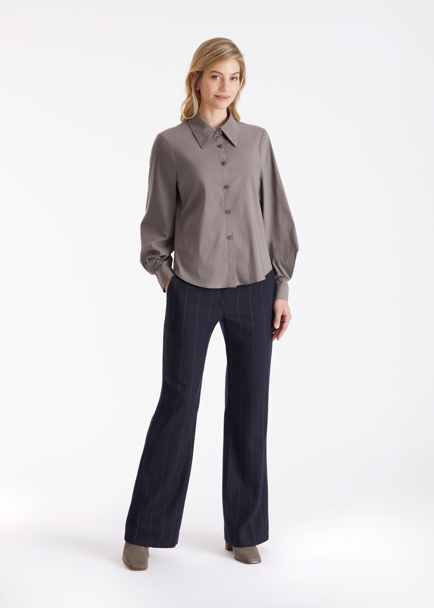 Bluse BLUSIA mit Hemdkragen, durchgehender Knopfleiste und langen, weiten Armen in Grau