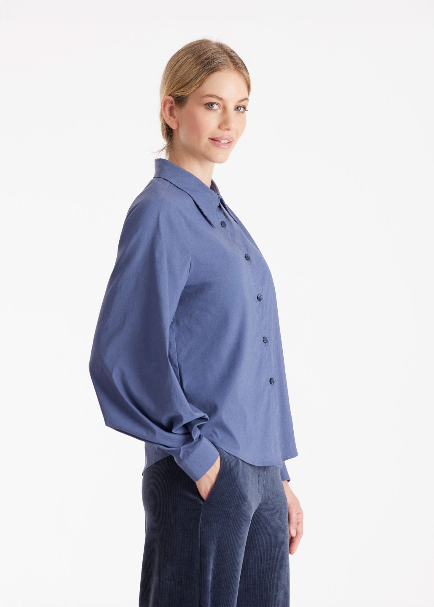 Bluse BLUSIA mit Hemdkragen, durchgehender Knopfleiste und langen, weiten Armen in Blau