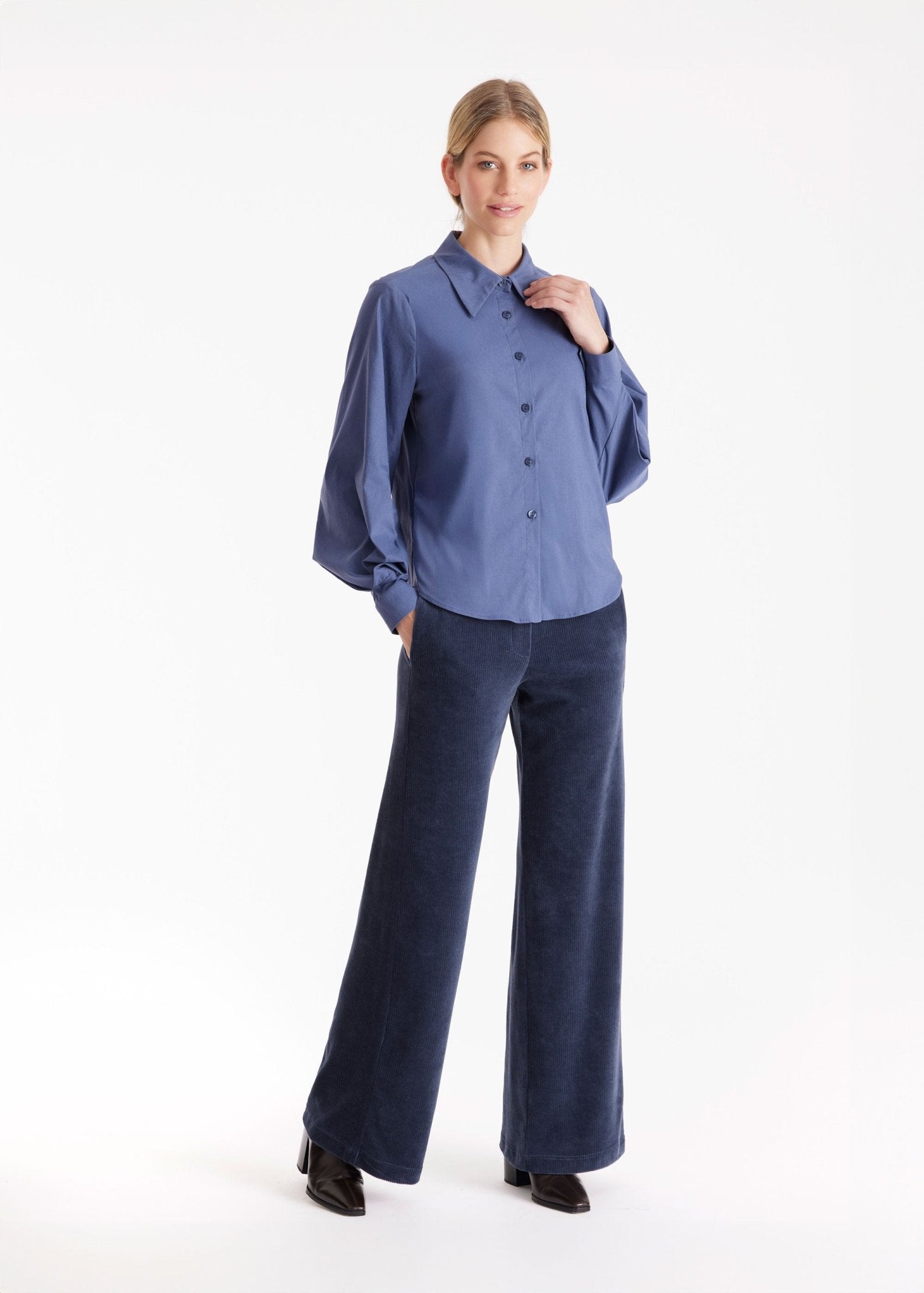 Bluse BLUSIA mit Hemdkragen, durchgehender Knopfleiste und langen, weiten Armen in Blau