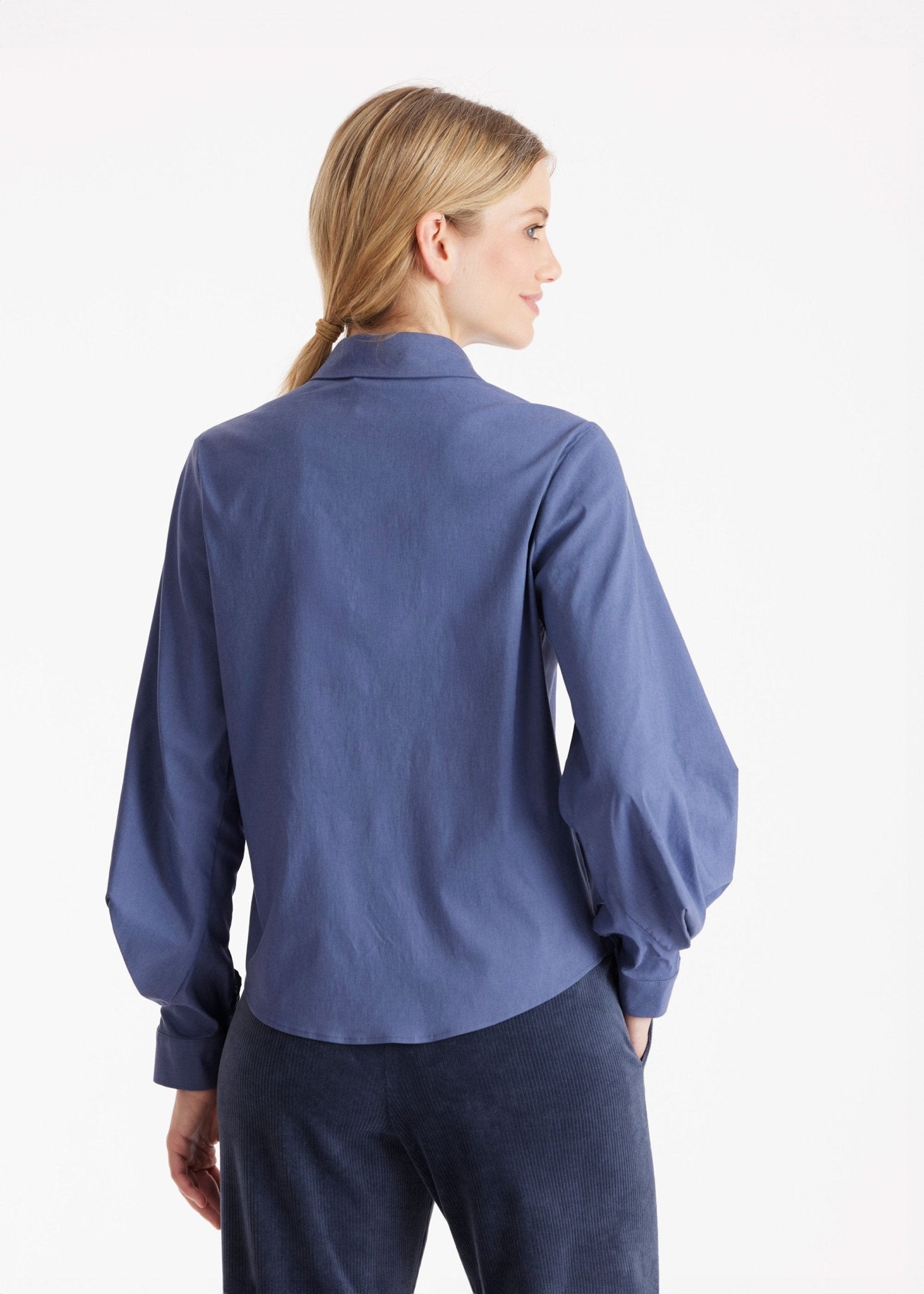 Bluse BLUSIA mit Hemdkragen, durchgehender Knopfleiste und langen, weiten Armen in Blau