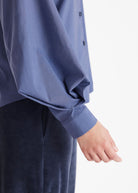 Bluse BLUSIA mit Hemdkragen, durchgehender Knopfleiste und langen, weiten Armen in Blau