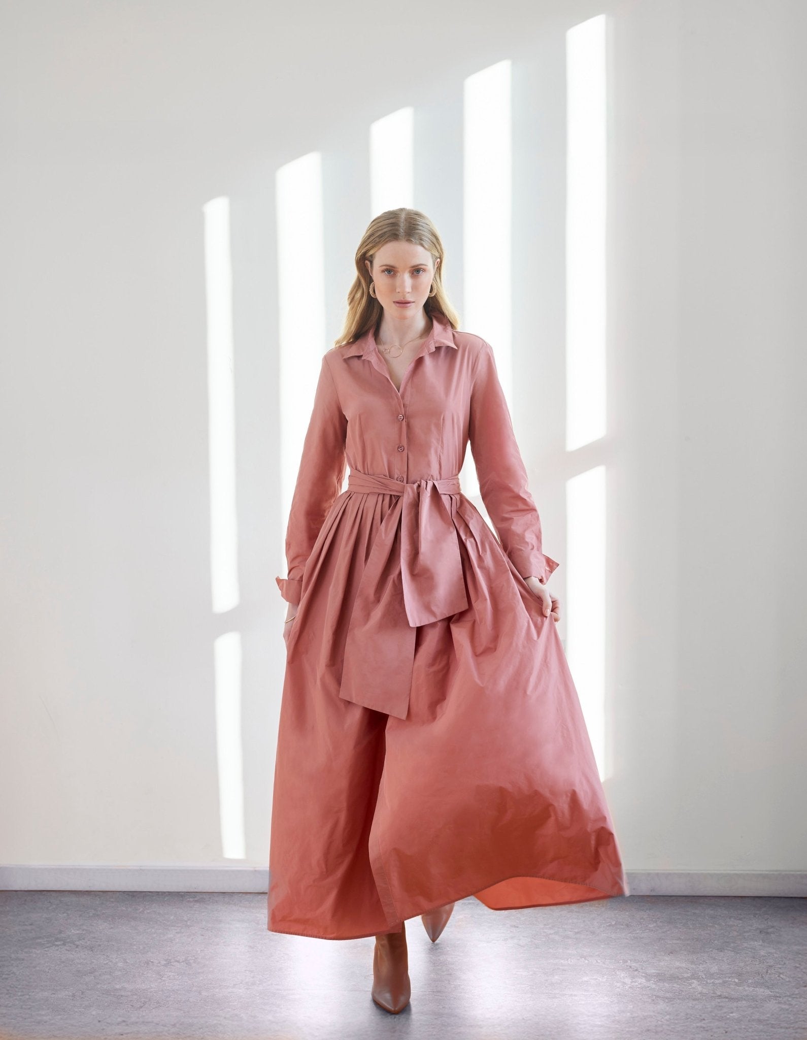 Langes Hemdblusenkleid GUVINTA mit Kragen, Knopfleiste und Bindegürtel in der Taille in Rosa