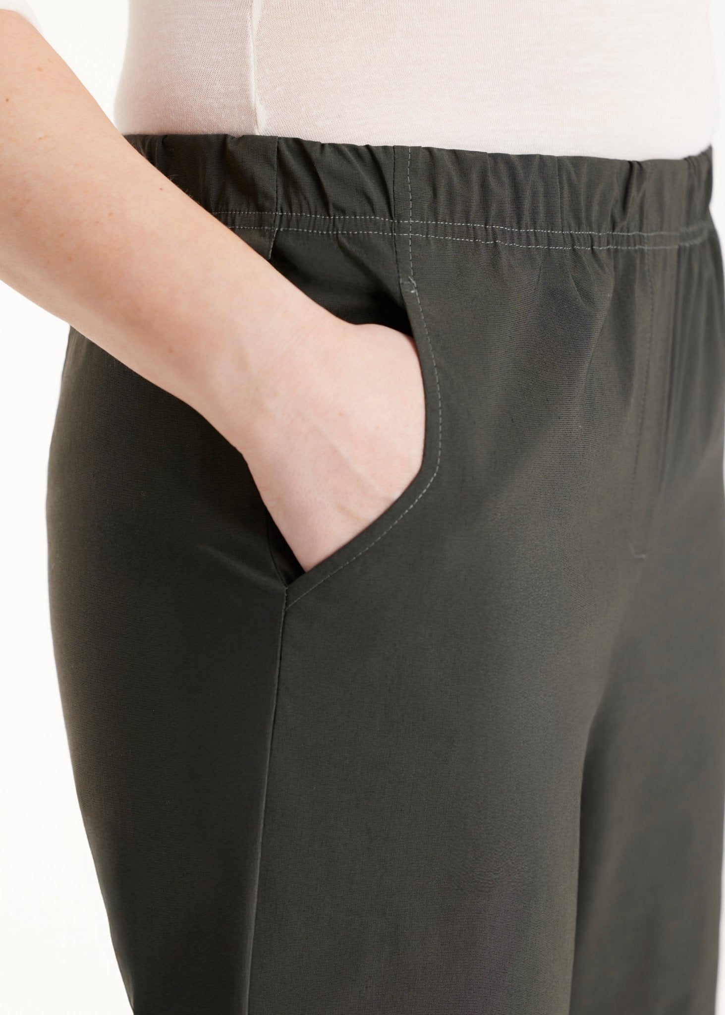 Hose JISTRA in 7/8-Länge mit geradem Bein und seitlichen Eingrifftaschen in Khakigrün