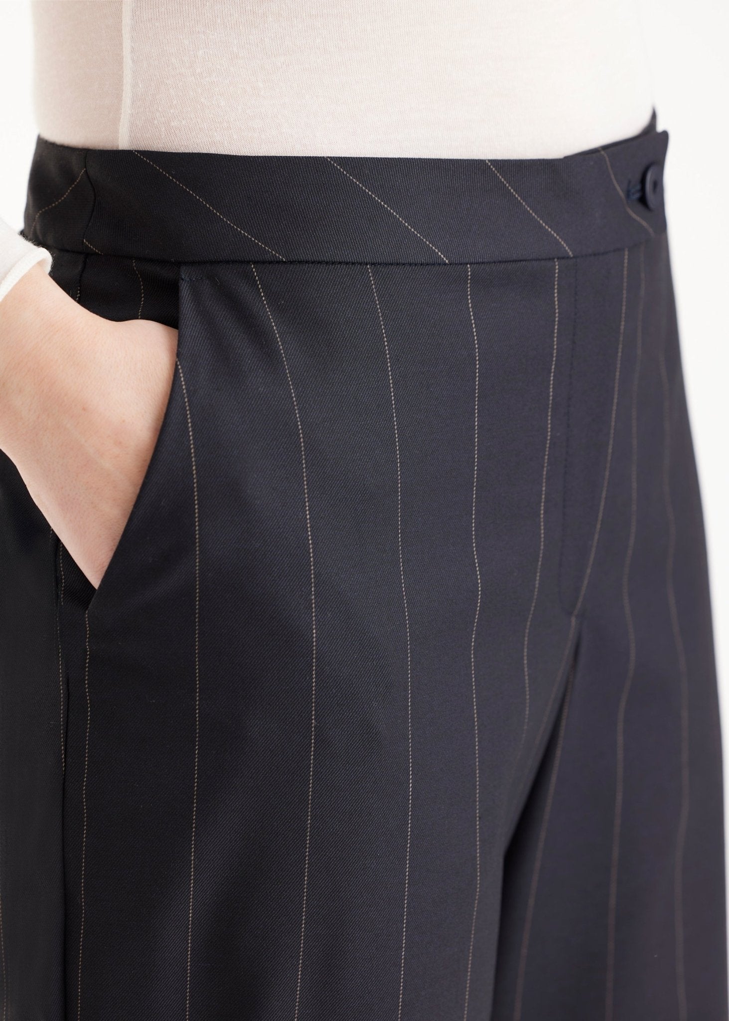 Hose TADOKI mit geradem Bein und Nadelstreifen in Dunkelblau