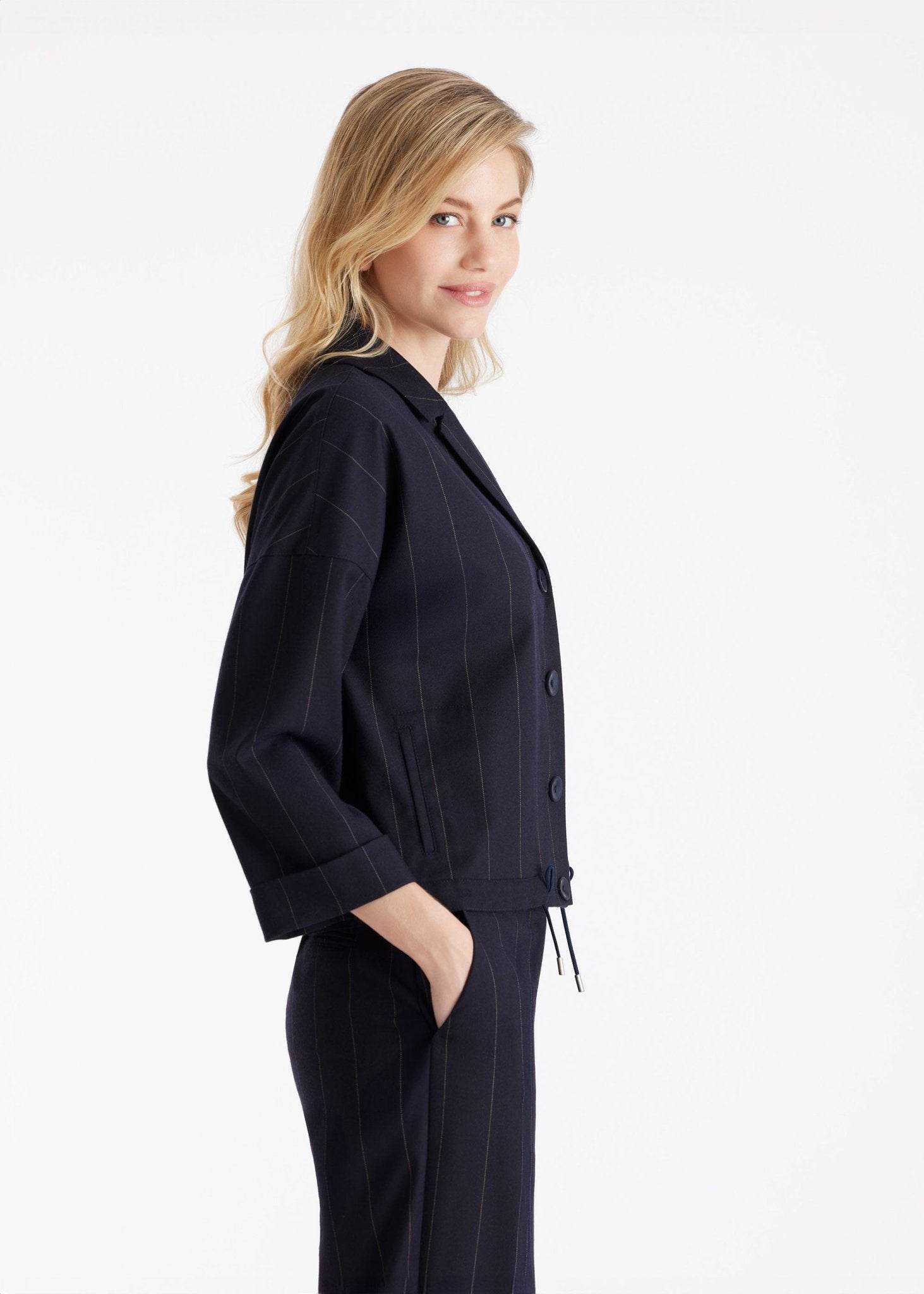 Jacke TAKIDA mit Kragen, Knopfleiste, Tunnelzug und Nadelstreifen in Dunkelblau