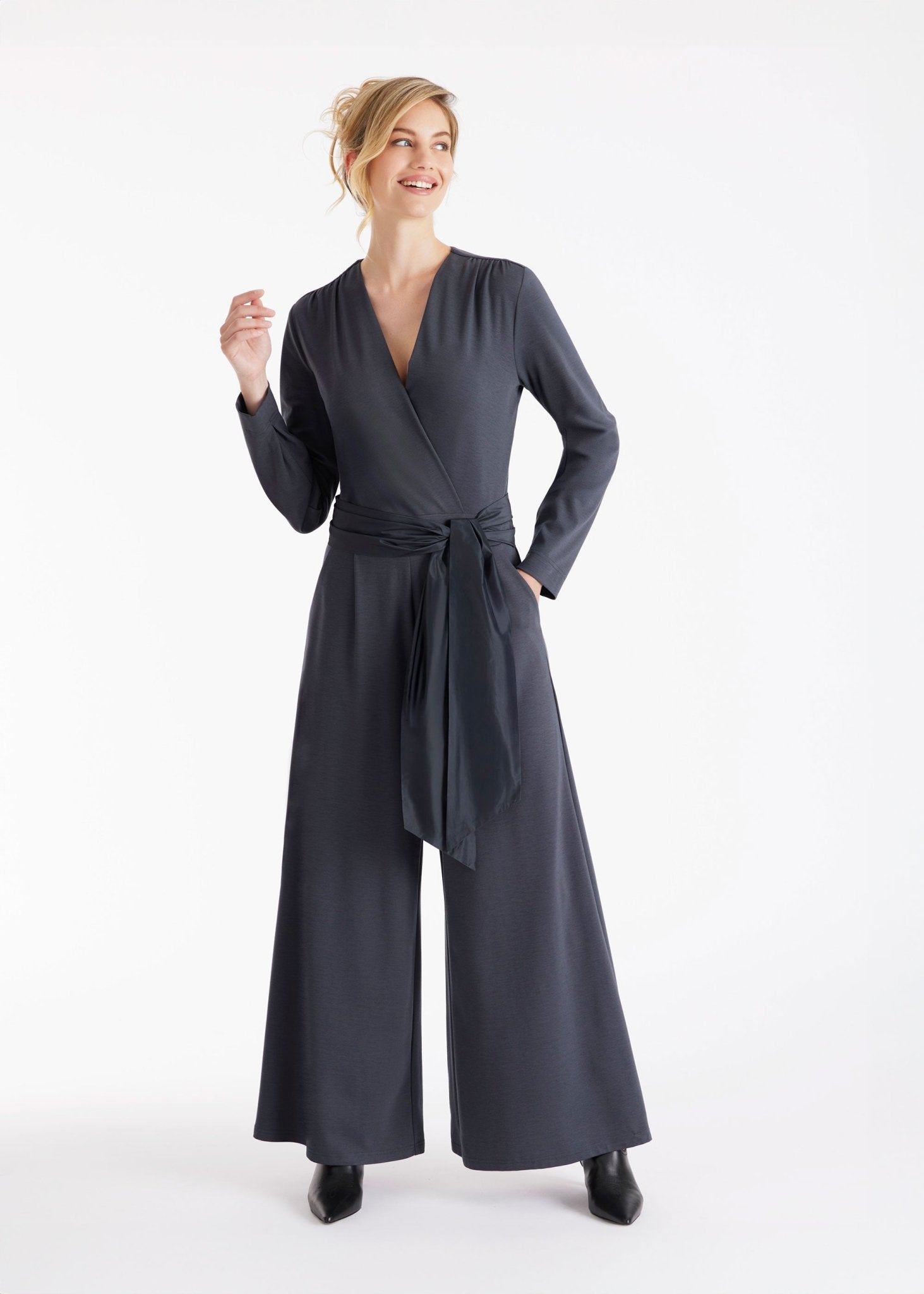 Jumpsuit GUMPSUI mit V-Ausschnitt in Wickeloptik, weitem Bein und Bindegürtel in der Taille in Grau