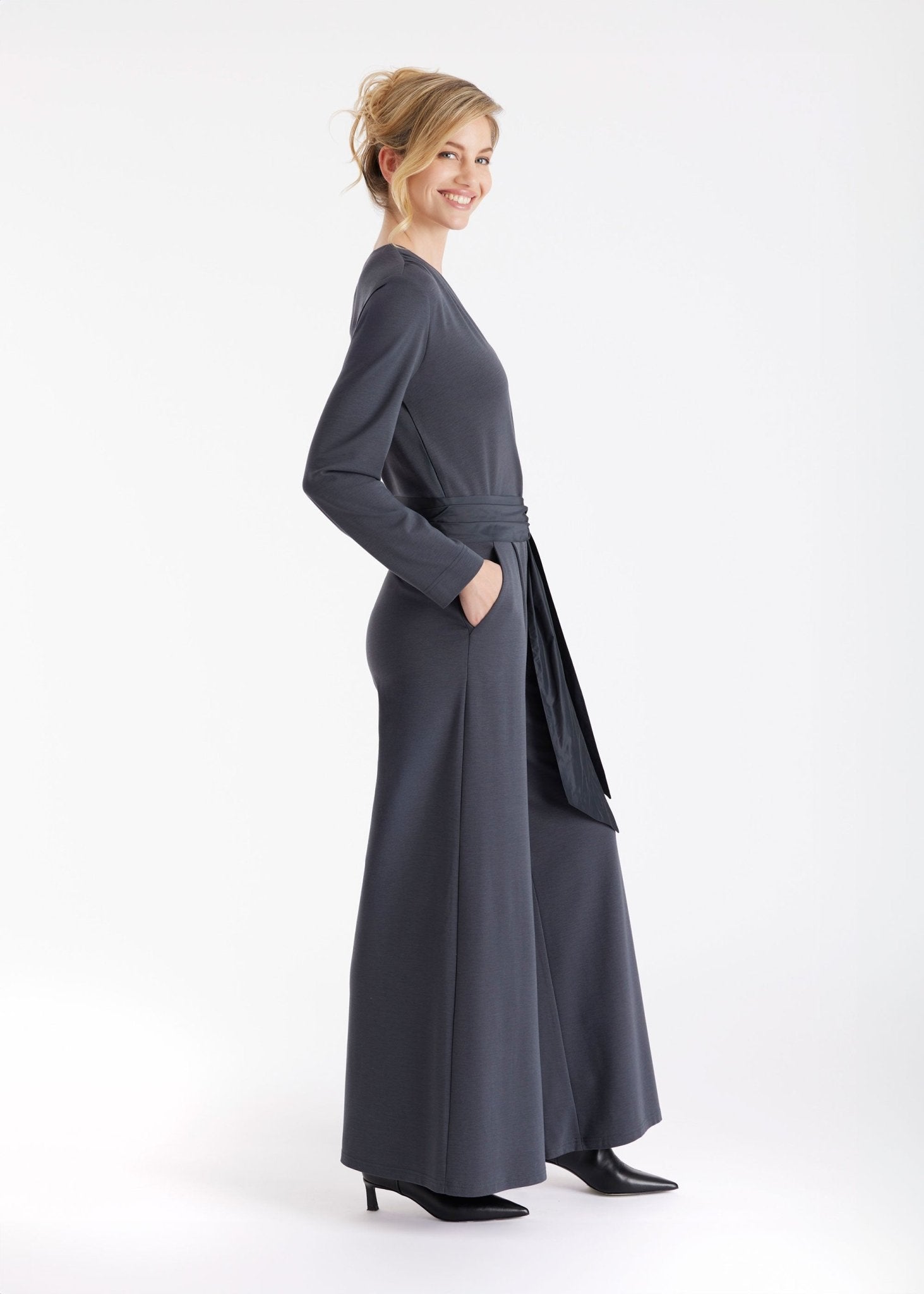 Jumpsuit GUMPSUI mit V-Ausschnitt in Wickeloptik, weitem Bein und Bindegürtel in der Taille in Grau