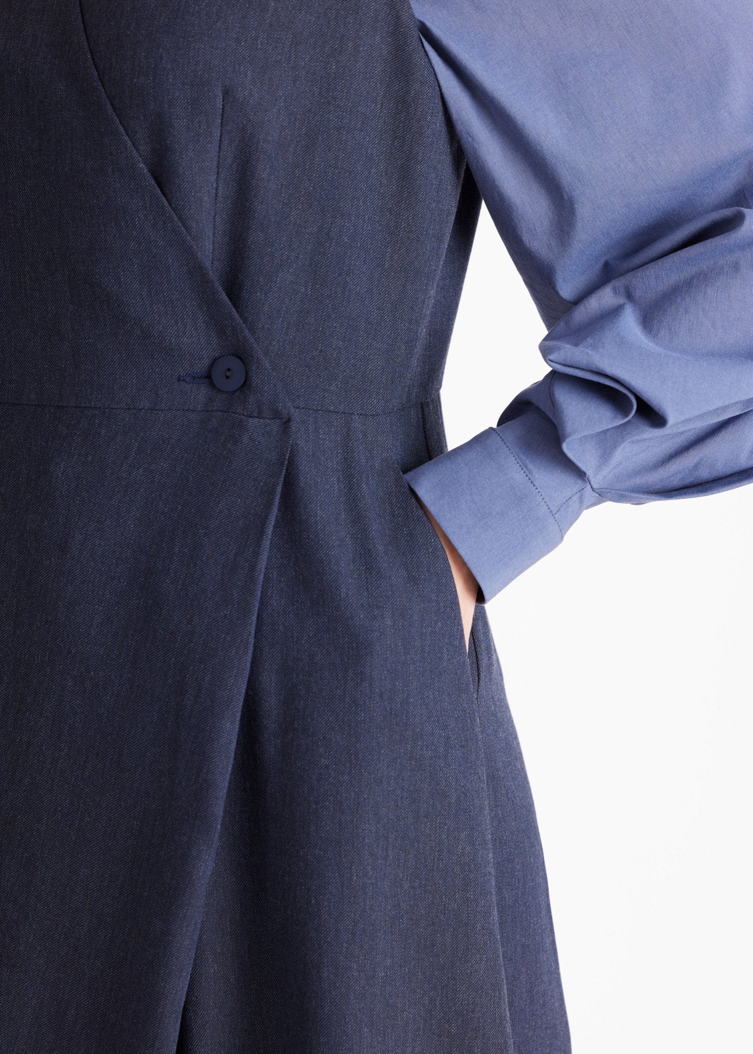 Jumpsuit IMPSUI ohne Arme mit V-Ausschnitt, weitem Bein und Knopf vorn in Dunkelblau