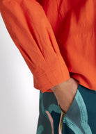 Bluse BLYZANTIS mit Kelchkragen, langen Ärmeln und kastiger Form in Orange