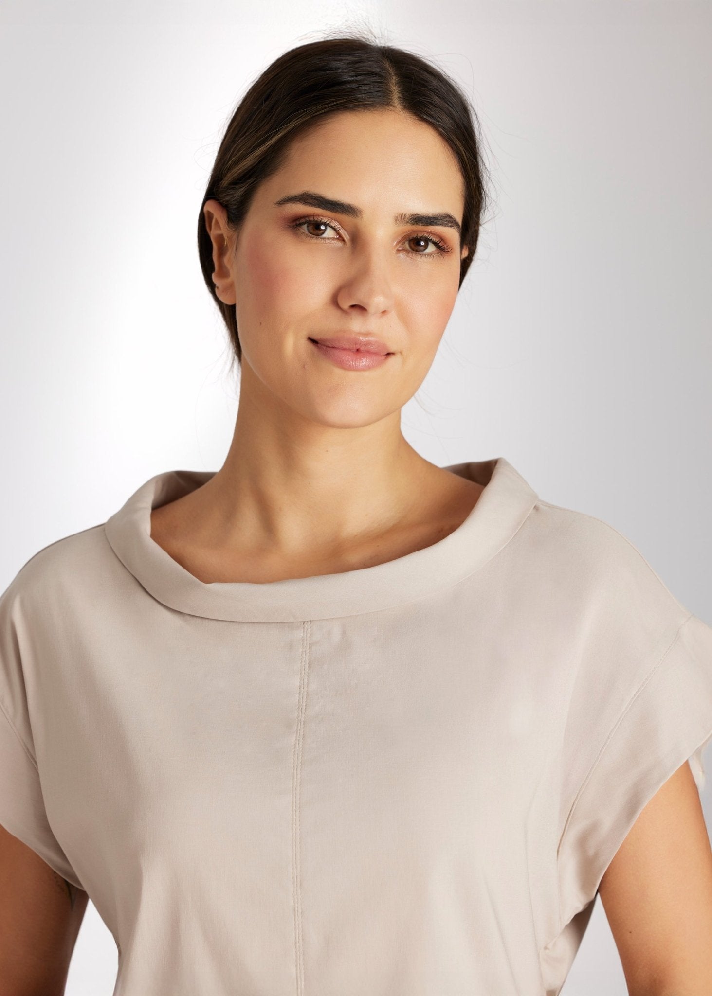 Bluse BOSOMI mit Stehkragen, kurzen Ärmeln und kastiger Form in Beige