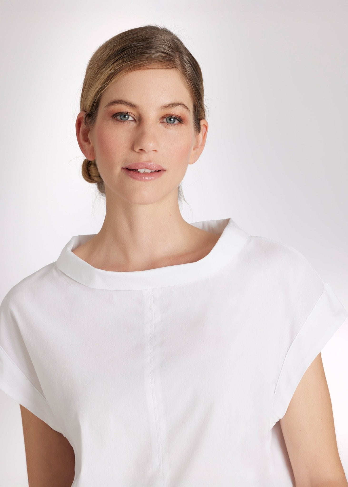 Bluse BOSOMI mit Stehkragen, kurzen Ärmeln und kastiger Form in Weiß