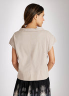 Bluse BOSOMI mit Stehkragen, kurzen Ärmeln und kastiger Form in Beige