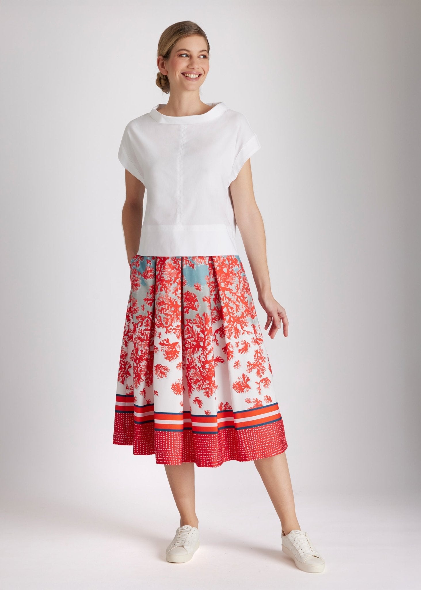 Bluse BOSOMI mit Stehkragen, kurzen Ärmeln und kastiger Form in Weiß