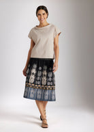 Bluse BOSOMI mit Stehkragen, kurzen Ärmeln und kastiger Form in Beige