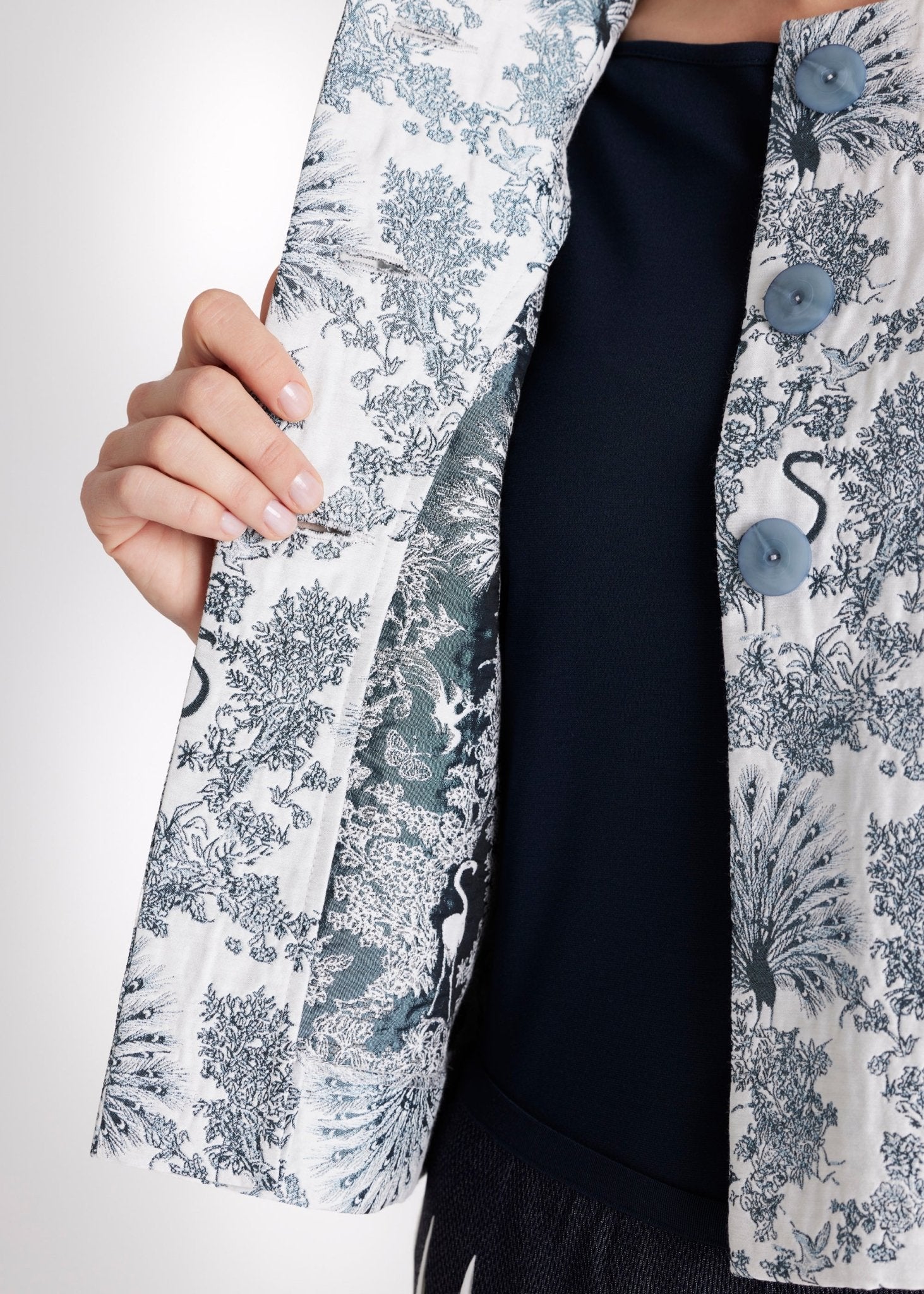 Kurze, kastige Jacke ELOSIA mit Rundhalsausschnitt, Knopfleiste und 3/4-Ärmeln in blauem Jacquard