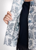 Kurze, kastige Jacke ELOSIA mit Rundhalsausschnitt, Knopfleiste und 3/4-Ärmeln in blauem Jacquard