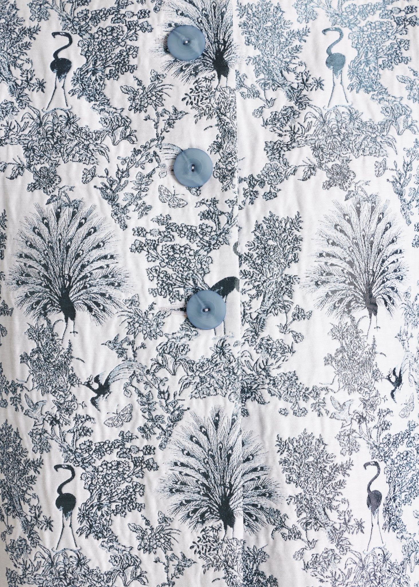 Kurze, kastige Jacke ELOSIA mit Rundhalsausschnitt, Knopfleiste und 3/4-Ärmeln in blauem Jacquard