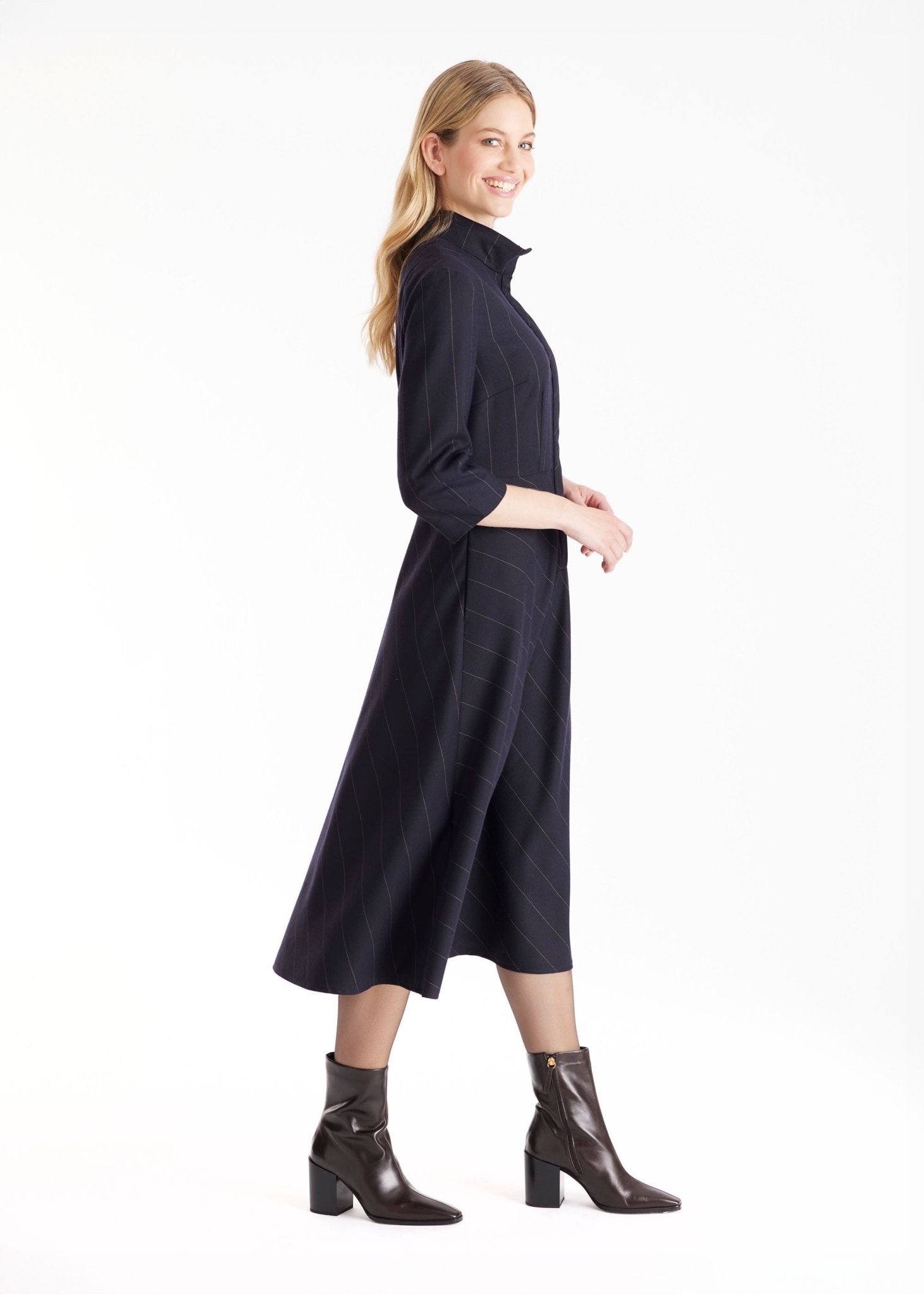 Kleid TESOKA in Midi-Länge, mit Stehkragen, langen Armen, verdeckter Knopfleiste und Nadelstreifen in Dunkelblau