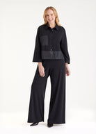 Kurze Blusenjacke GYAKI mit Hemdkragen, langen Armen und durchgehender Knopfleiste in Schwarz