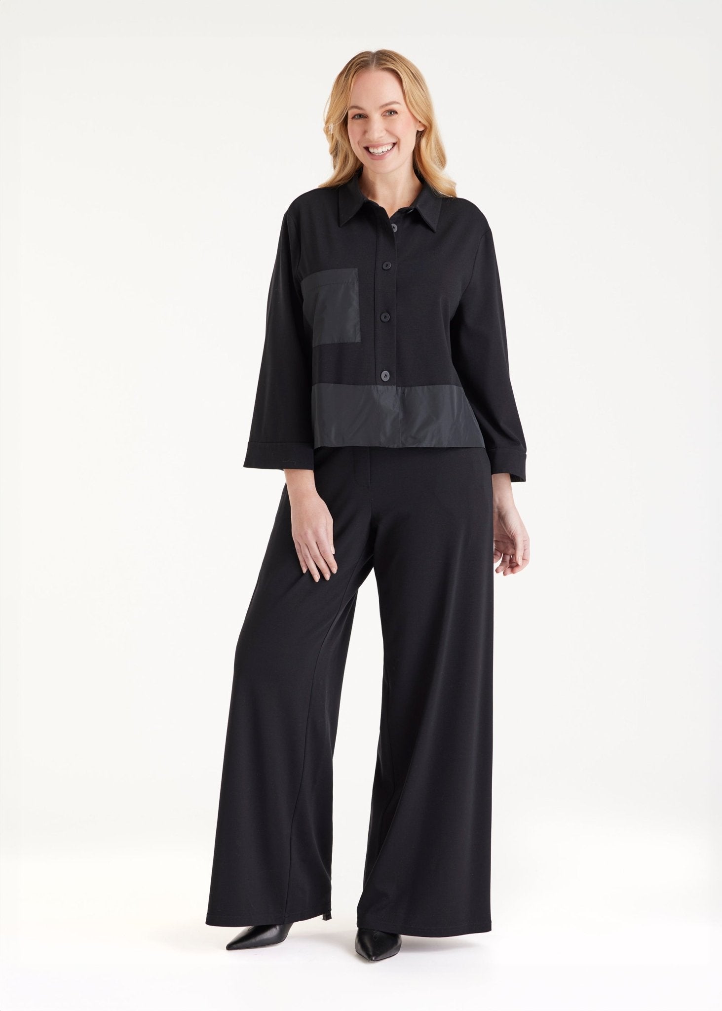 Kurze Blusenjacke GYAKI mit Hemdkragen, langen Armen und durchgehender Knopfleiste in Schwarz