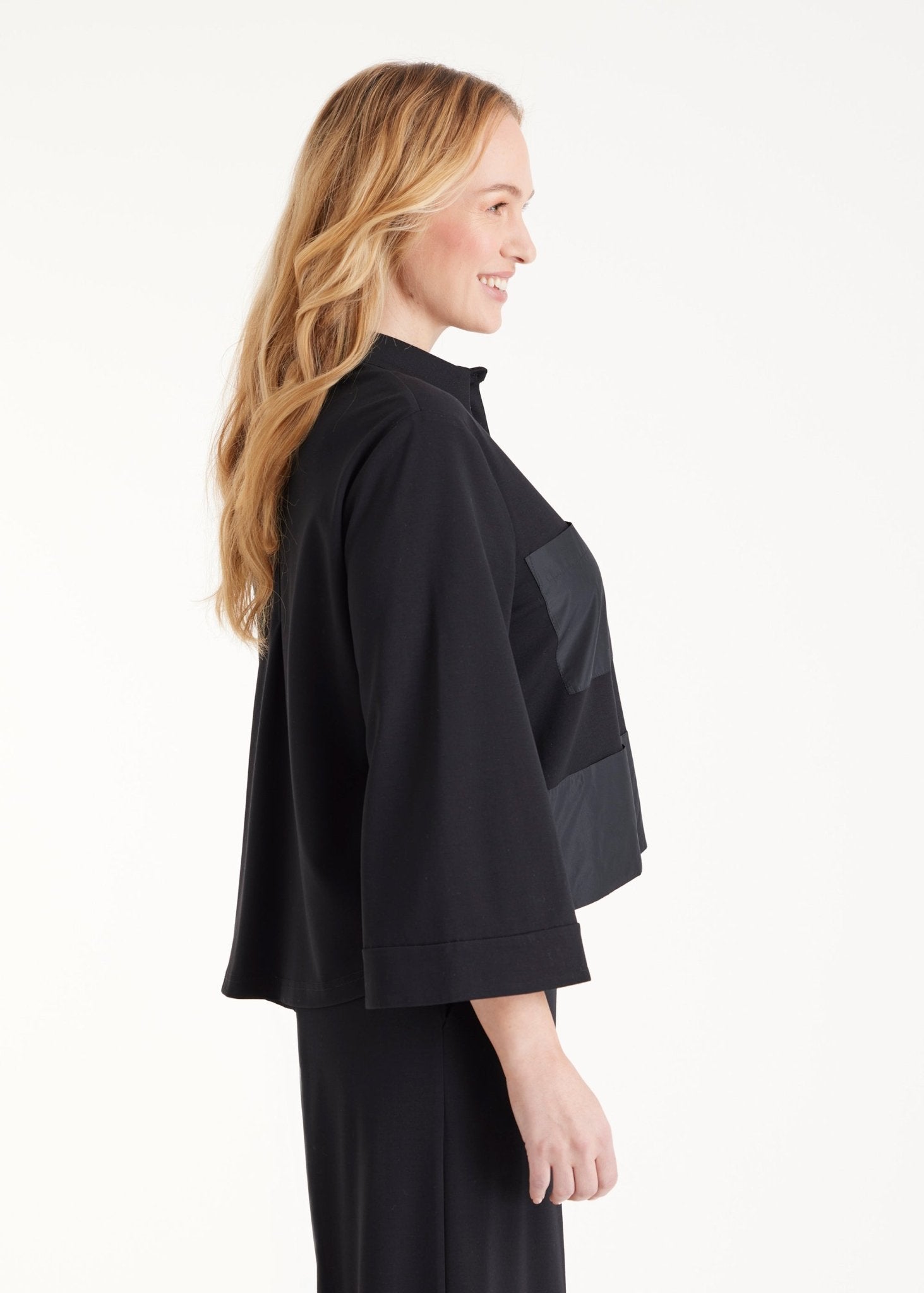 Kurze Blusenjacke GYAKI mit Hemdkragen, langen Armen und durchgehender Knopfleiste in Schwarz