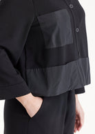 Kurze Blusenjacke GYAKI mit Hemdkragen, langen Armen und durchgehender Knopfleiste in Schwarz