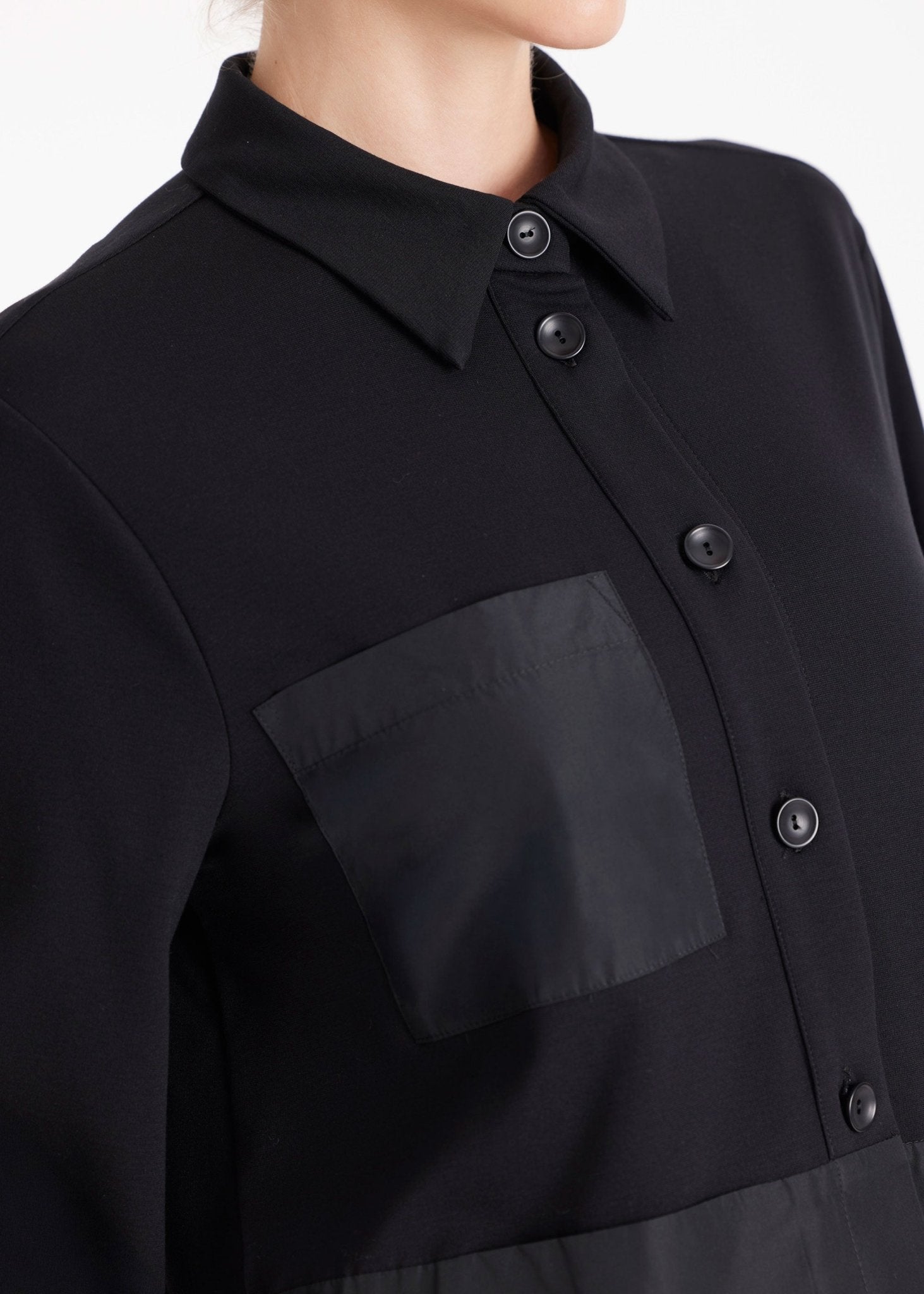 Kurze Blusenjacke GYAKI mit Hemdkragen, langen Armen und durchgehender Knopfleiste in Schwarz