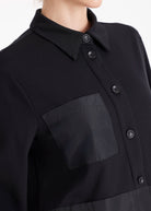 Kurze Blusenjacke GYAKI mit Hemdkragen, langen Armen und durchgehender Knopfleiste in Schwarz