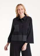 Kurze Blusenjacke GYAKI mit Hemdkragen, langen Armen und durchgehender Knopfleiste in Schwarz