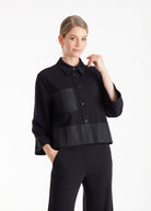 Kurze Blusenjacke GYAKI mit Hemdkragen, langen Armen und durchgehender Knopfleiste in Schwarz