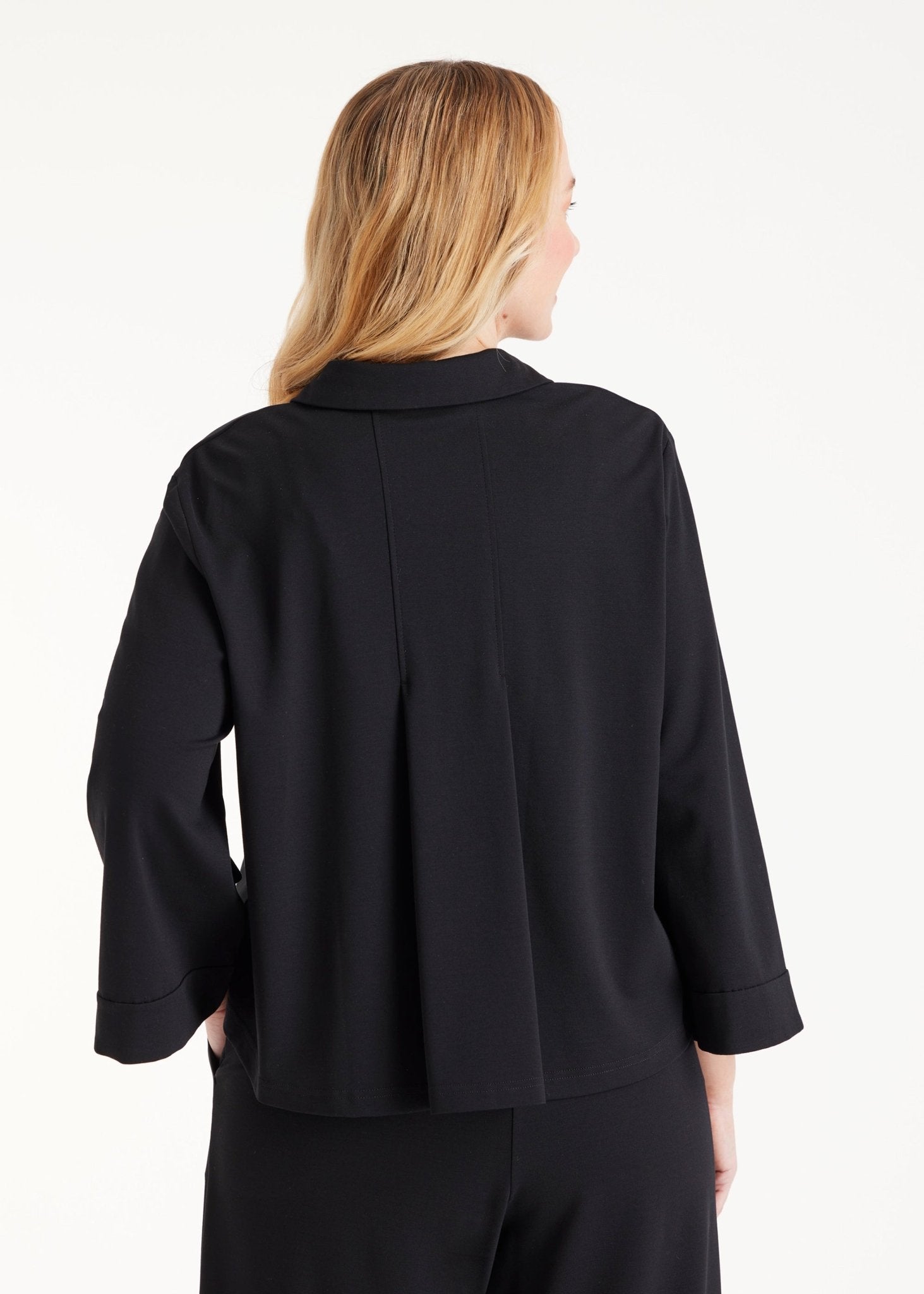 Kurze Blusenjacke GYAKI mit Hemdkragen, langen Armen und durchgehender Knopfleiste in Schwarz