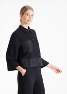 Kurze Blusenjacke GYAKI mit Hemdkragen, langen Armen und durchgehender Knopfleiste in Schwarz