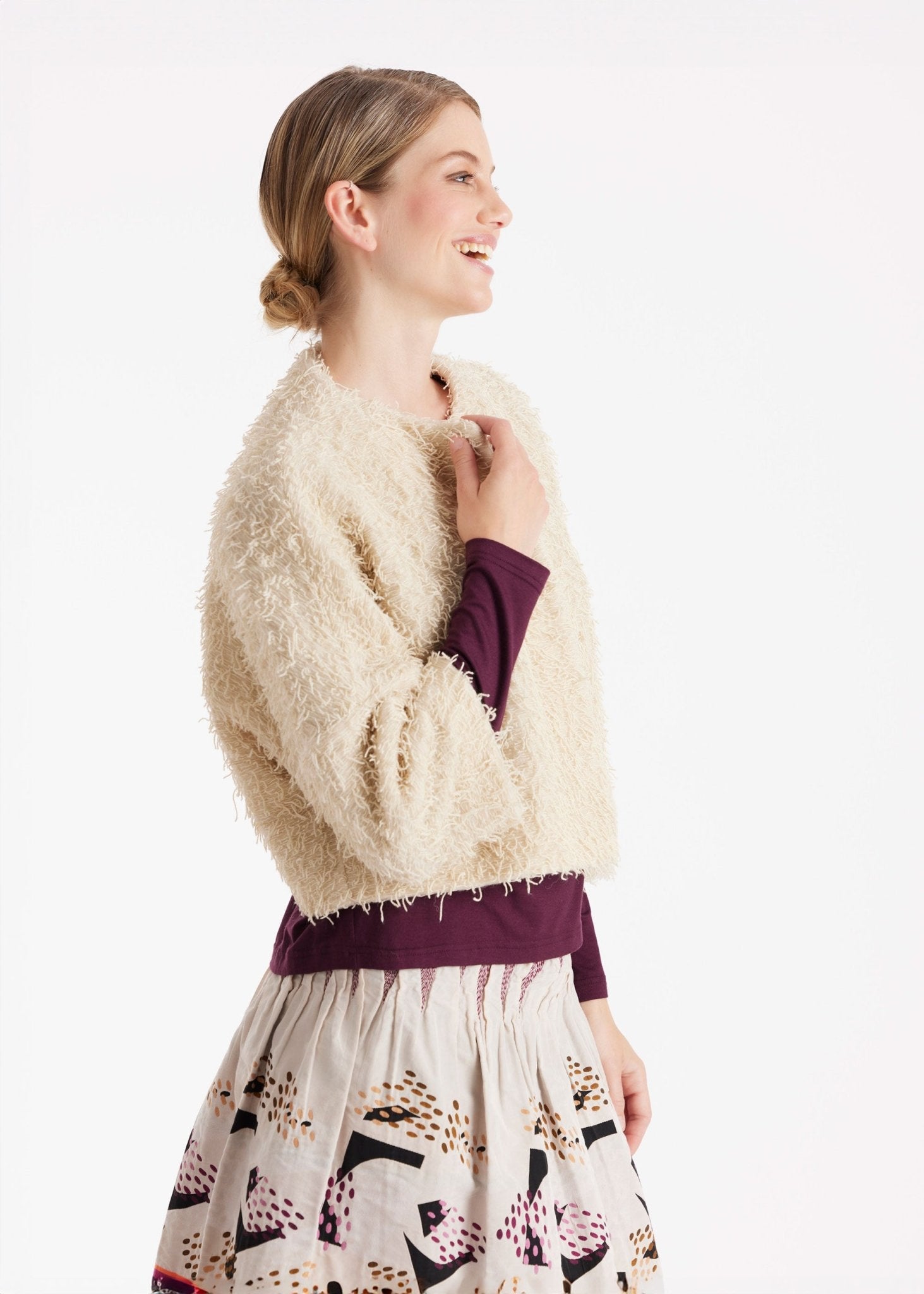 Kurze Jacke GAFRANSA mit Rundhals, langen Armen und Druckknopf vorne in Fransen-Optik in Beige