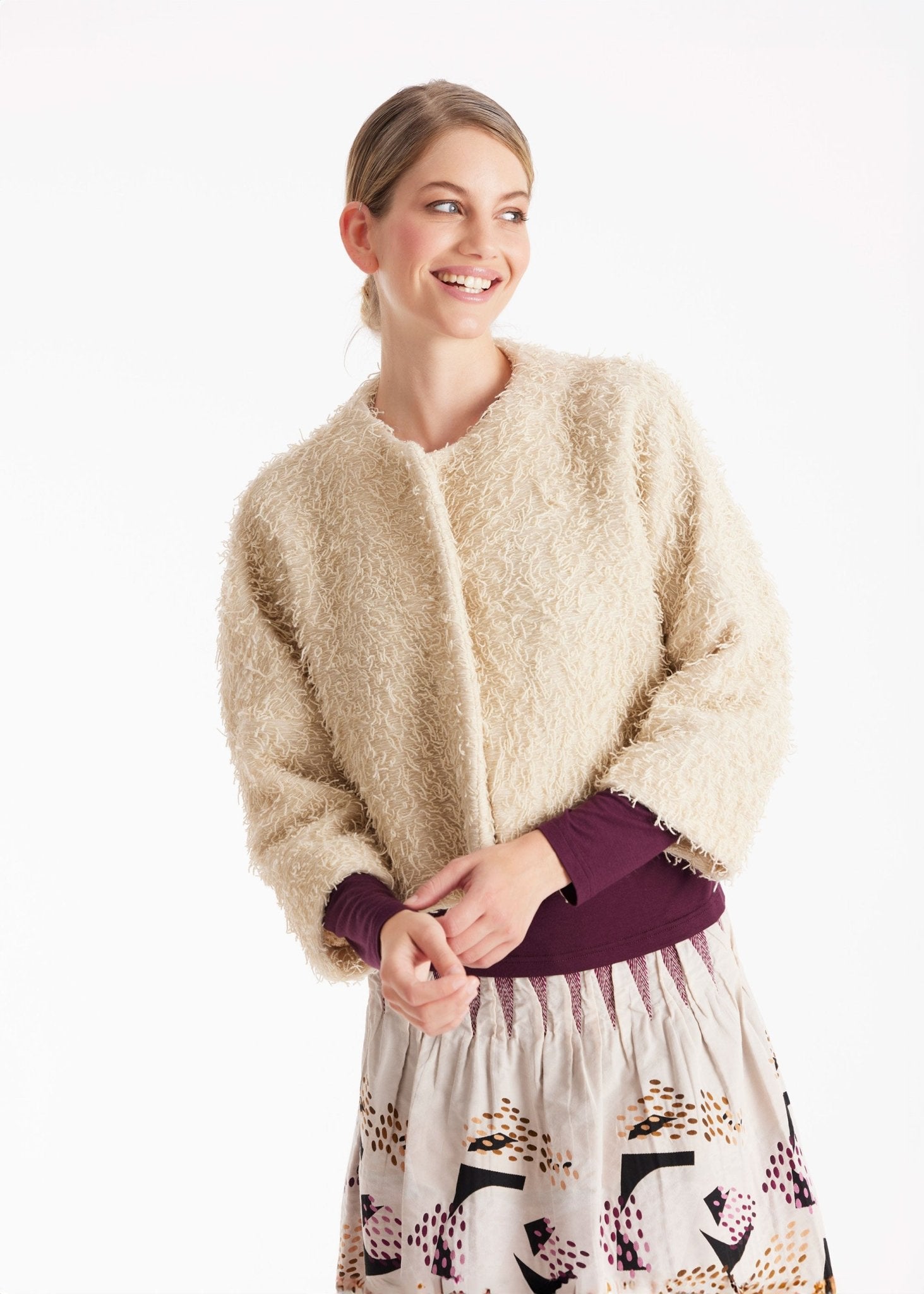 Kurze Jacke GAFRANSA mit Rundhals, langen Armen und Druckknopf vorne in Fransen-Optik in Beige