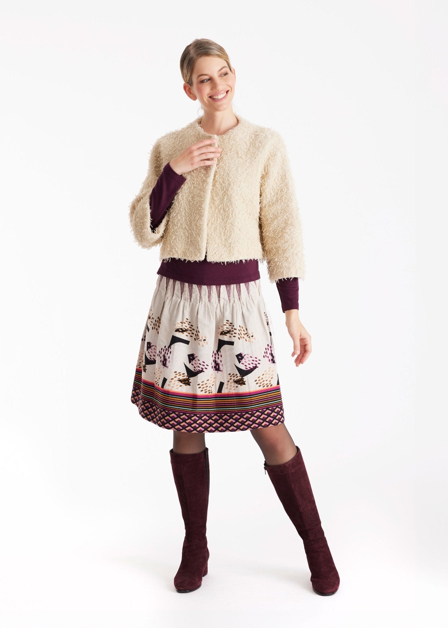 Kurze Jacke GAFRANSA mit Rundhals, langen Armen und Druckknopf vorne in Fransen-Optik in Beige