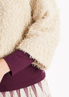 Kurze Jacke GAFRANSA mit Rundhals, langen Armen und Druckknopf vorne in Fransen-Optik in Beige