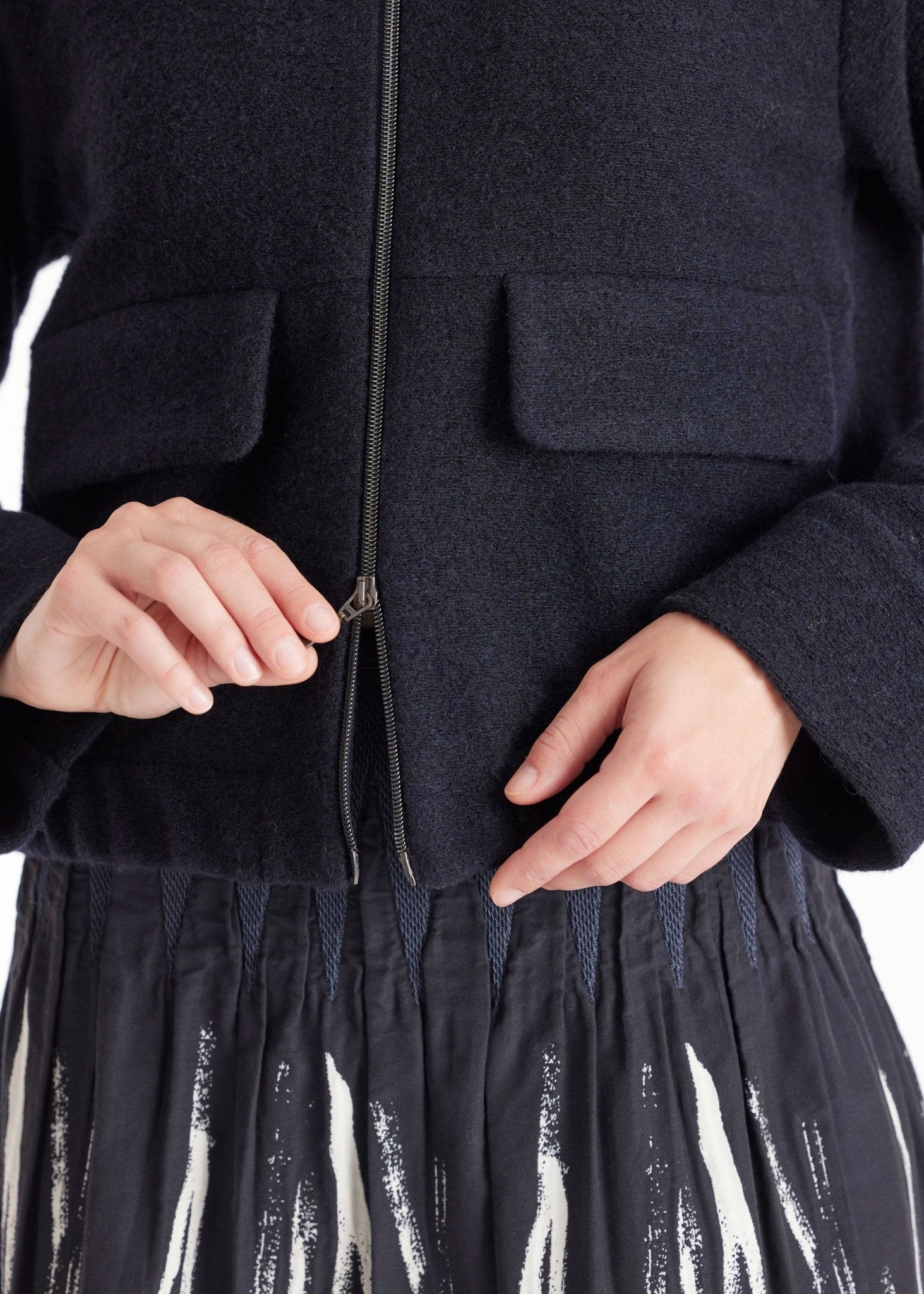 Kurze Jacke MARIERA mit hohem Kragen, Reißverschluss, langen Armen und aufgesetzten Taschen in Dunkelblau