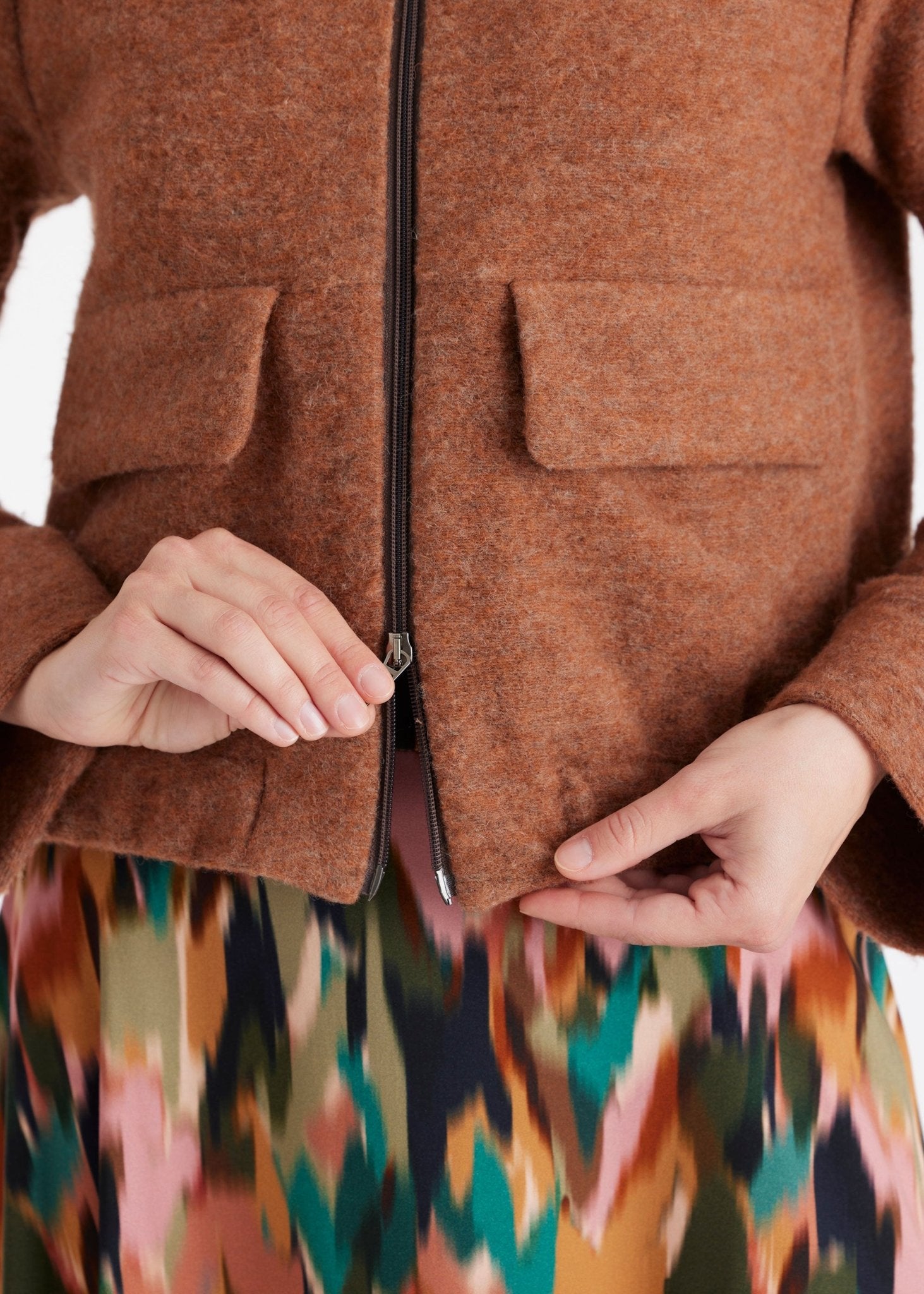 Kurze Jacke MARIERA mit hohem Kragen, Reißverschluss, langen Armen und aufgesetzten Taschen in Braun